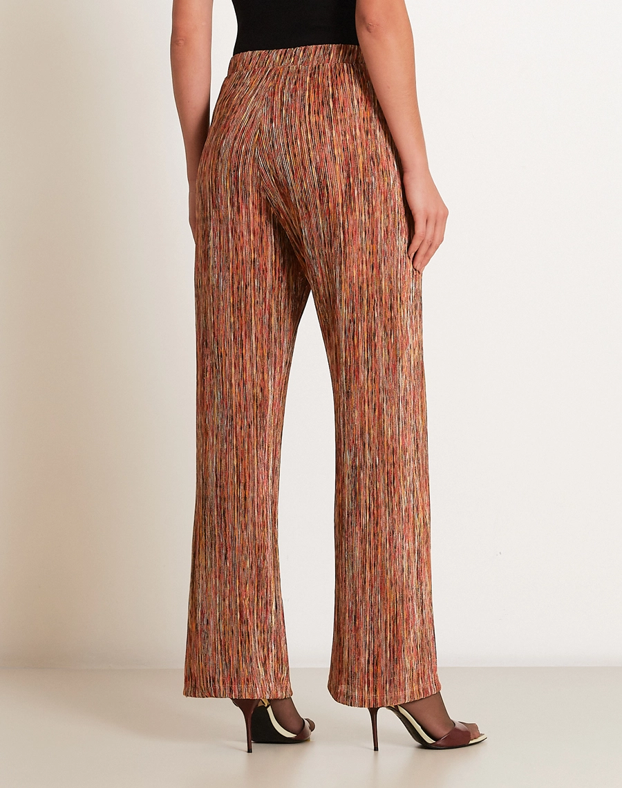A Calça Lydiane é confeccionada em malha mescla, tecido moderno e versátil, caracterizado pelo seu efeito levemente mesclado que mistura diferentes tons, criando um visual casual e atual.
