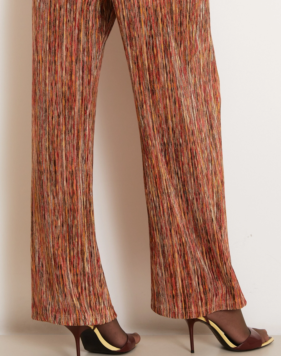 A Calça Lydiane é confeccionada em malha mescla, tecido moderno e versátil, caracterizado pelo seu efeito levemente mesclado que mistura diferentes tons, criando um visual casual e atual.