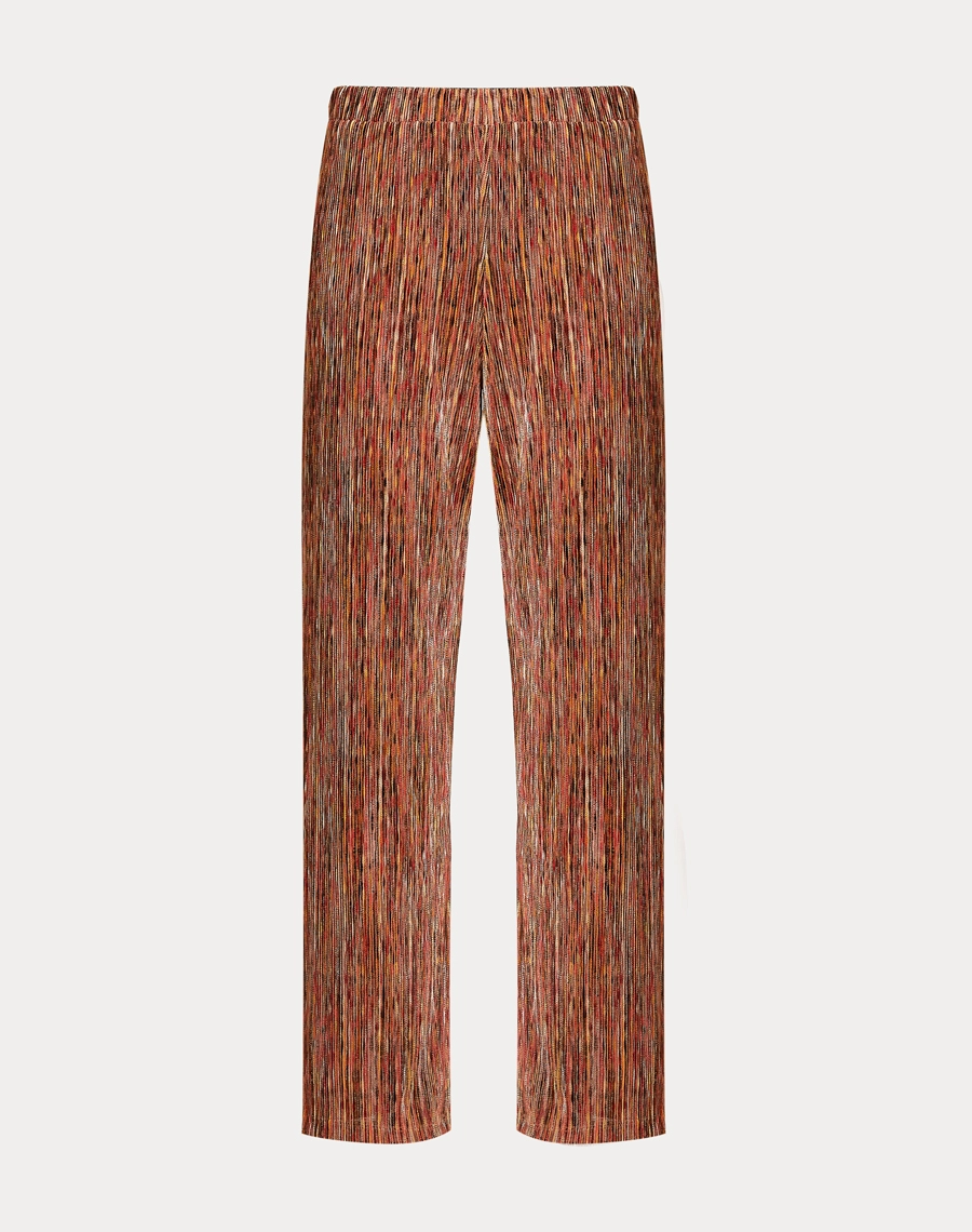 A Calça Lydiane é confeccionada em malha mescla, tecido moderno e versátil, caracterizado pelo seu efeito levemente mesclado que mistura diferentes tons, criando um visual casual e atual.
