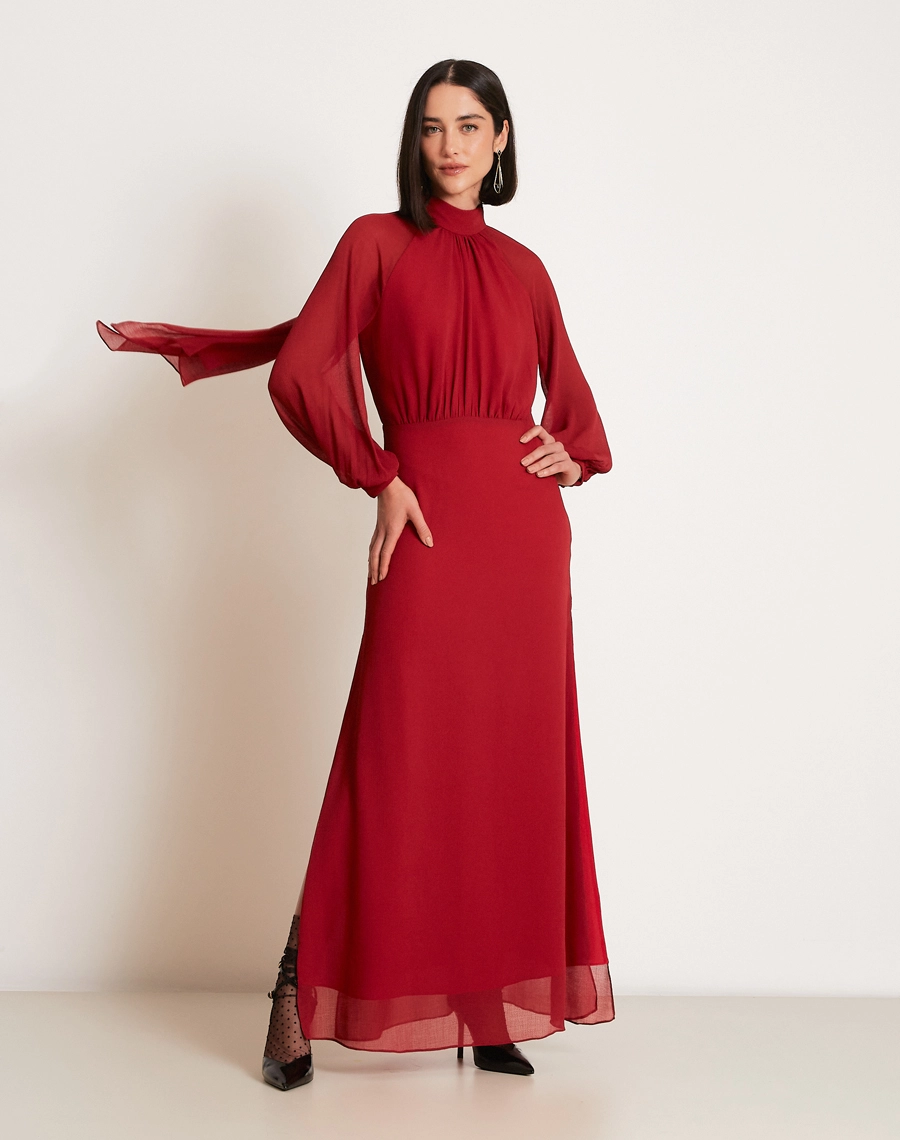 Vestido longo Ophelia confeccionado em Chiffon Youro, tecido leve com toque suave, conhecido pelo seu caimento elegante e toque sofisticado.