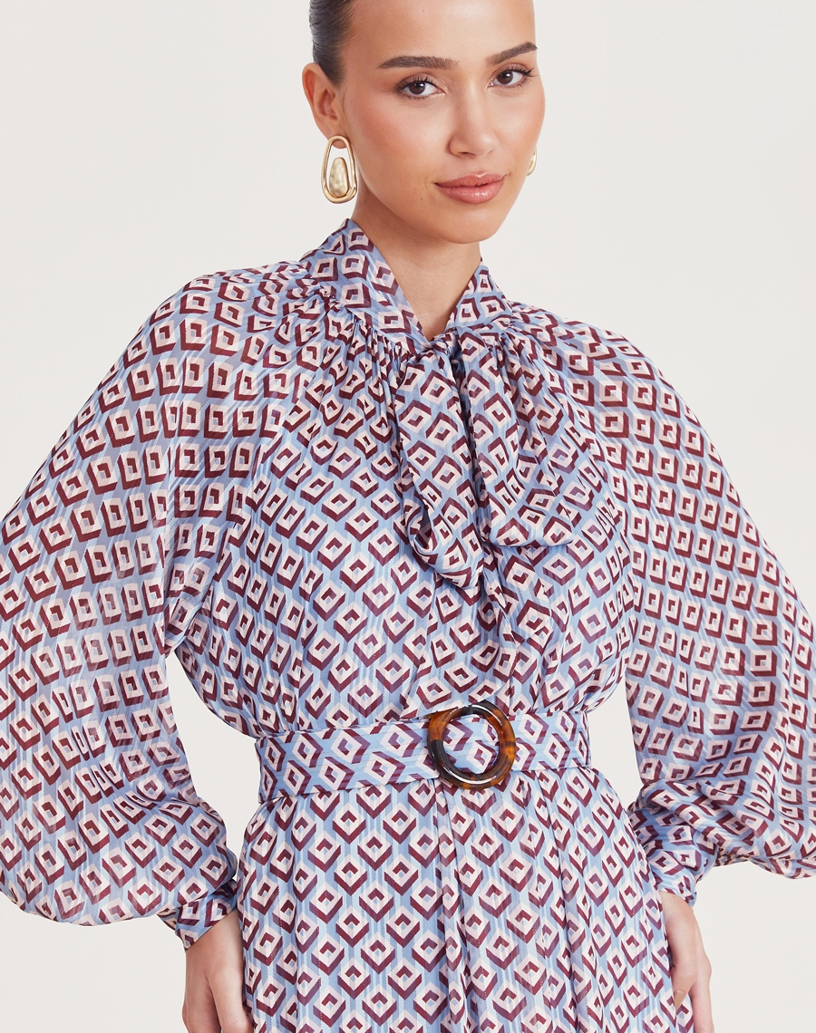O Vestido Longo Eli é confeccionado em Chiffon Maquinetado, tecido leve, fluido e translúcido, com textura sutil em relevo criada pelo processo de maquineta, que acrescenta sofisticação e profundidade ao visual. 