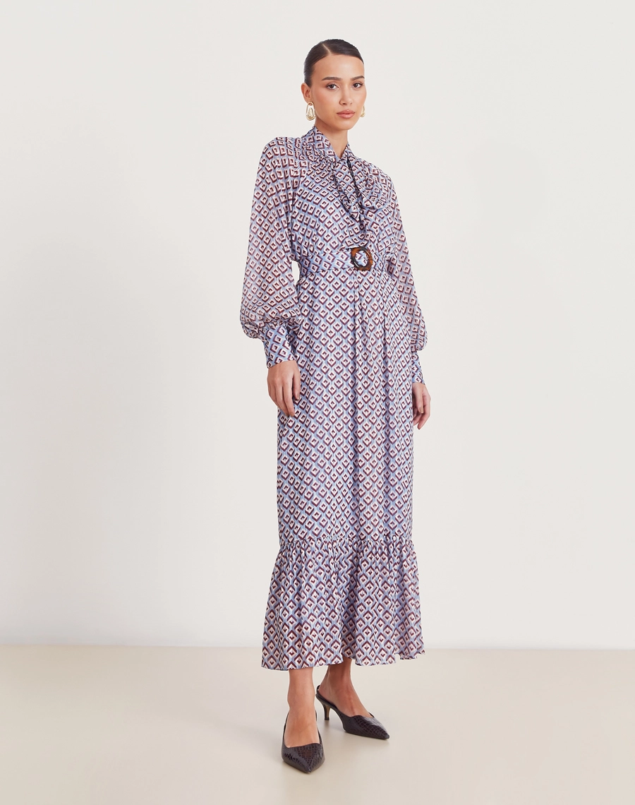 O Vestido Longo Eli é confeccionado em Chiffon Maquinetado, tecido leve, fluido e translúcido, com textura sutil em relevo criada pelo processo de maquineta, que acrescenta sofisticação e profundidade ao visual. 