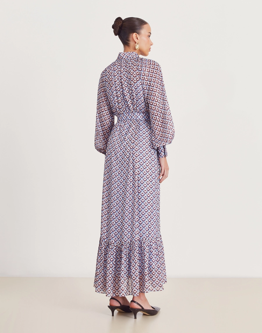 O Vestido Longo Eli é confeccionado em Chiffon Maquinetado, tecido leve, fluido e translúcido, com textura sutil em relevo criada pelo processo de maquineta, que acrescenta sofisticação e profundidade ao visual. 
