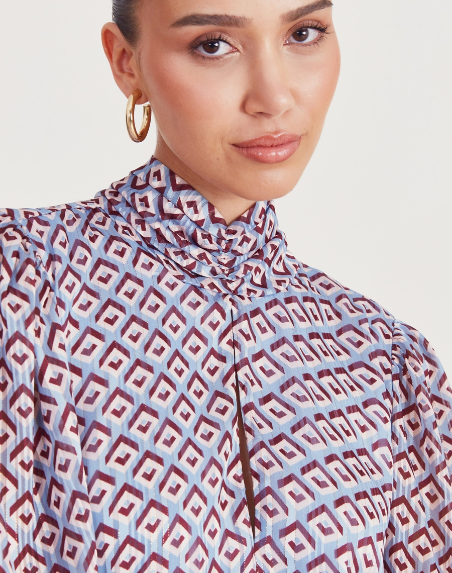 A Blusa Eli é confeccionada em Chiffon Maquinetado, tecido leve, fluido e translúcido, com textura sutil em relevo criada pelo processo de maquineta, que acrescenta sofisticação e profundidade ao visual. 