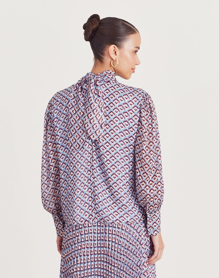 A Blusa Eli é confeccionada em Chiffon Maquinetado, tecido leve, fluido e translúcido, com textura sutil em relevo criada pelo processo de maquineta, que acrescenta sofisticação e profundidade ao visual. 