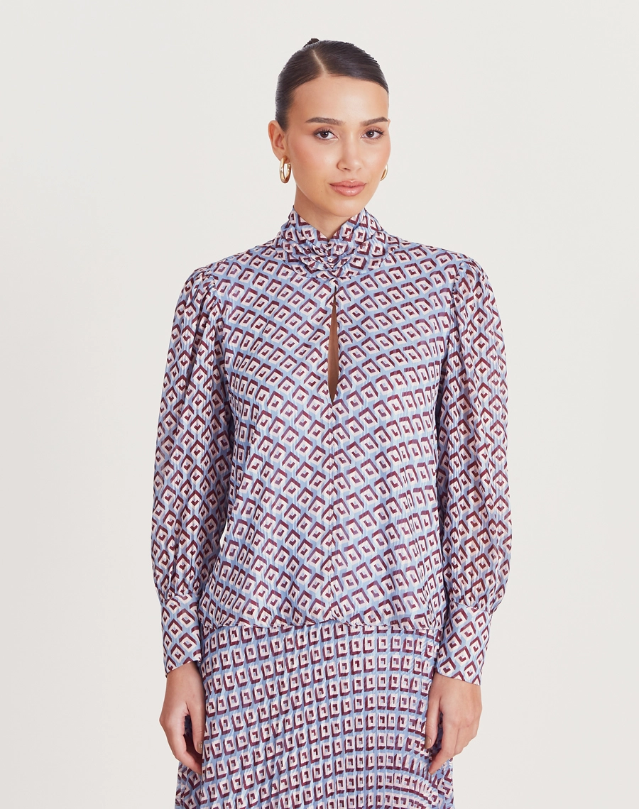 A Blusa Eli é confeccionada em Chiffon Maquinetado, tecido leve, fluido e translúcido, com textura sutil em relevo criada pelo processo de maquineta, que acrescenta sofisticação e profundidade ao visual. 