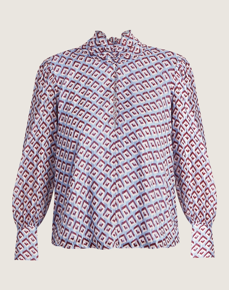 A Blusa Eli é confeccionada em Chiffon Maquinetado, tecido leve, fluido e translúcido, com textura sutil em relevo criada pelo processo de maquineta, que acrescenta sofisticação e profundidade ao visual. 