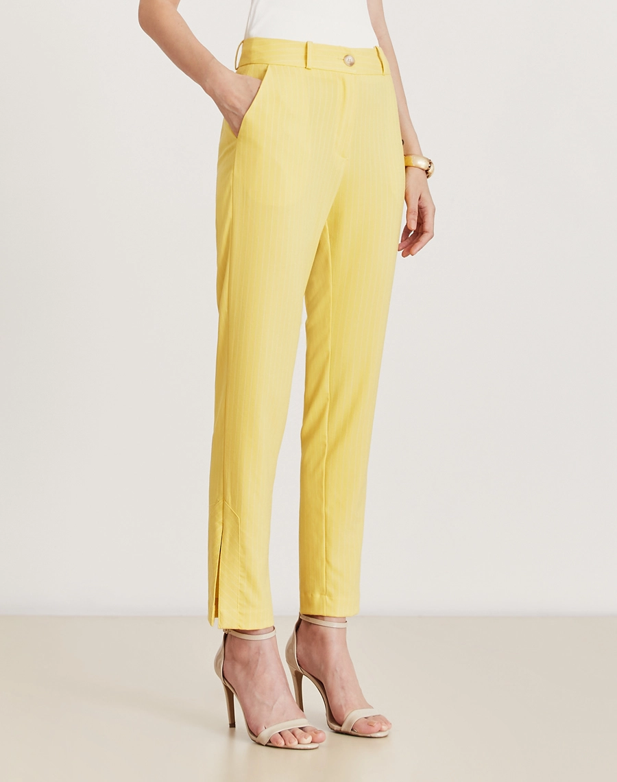 A Calça Livian é confeccionada em Viscose com Linho, levemente estruturada, oferecendo uma combinação perfeita de resistência e conforto.