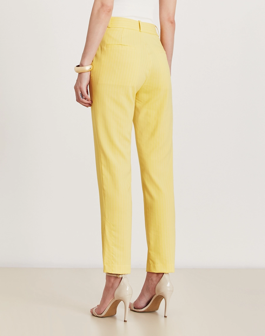 A Calça Livian é confeccionada em Viscose com Linho, levemente estruturada, oferecendo uma combinação perfeita de resistência e conforto.