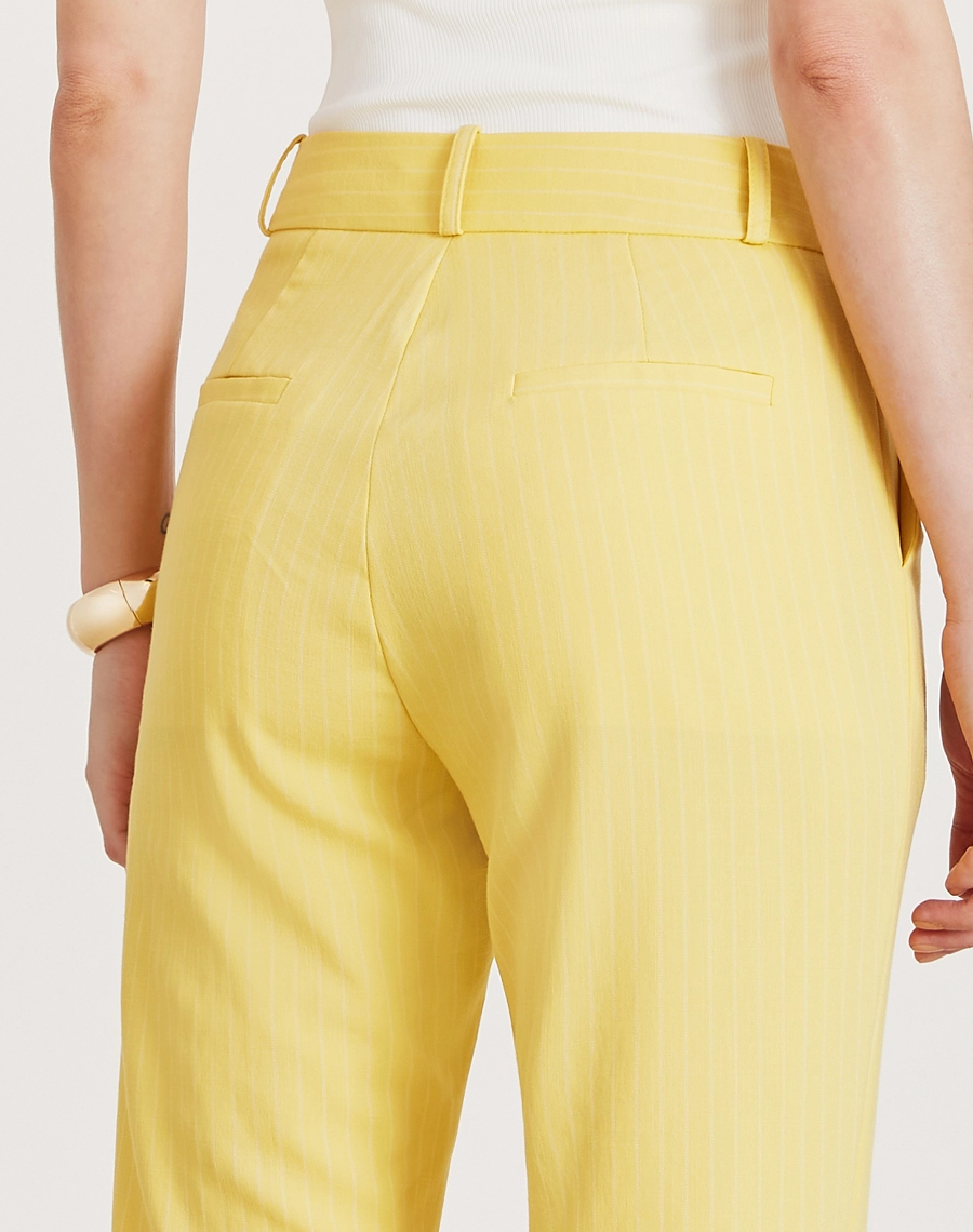 A Calça Livian é confeccionada em Viscose com Linho, levemente estruturada, oferecendo uma combinação perfeita de resistência e conforto.