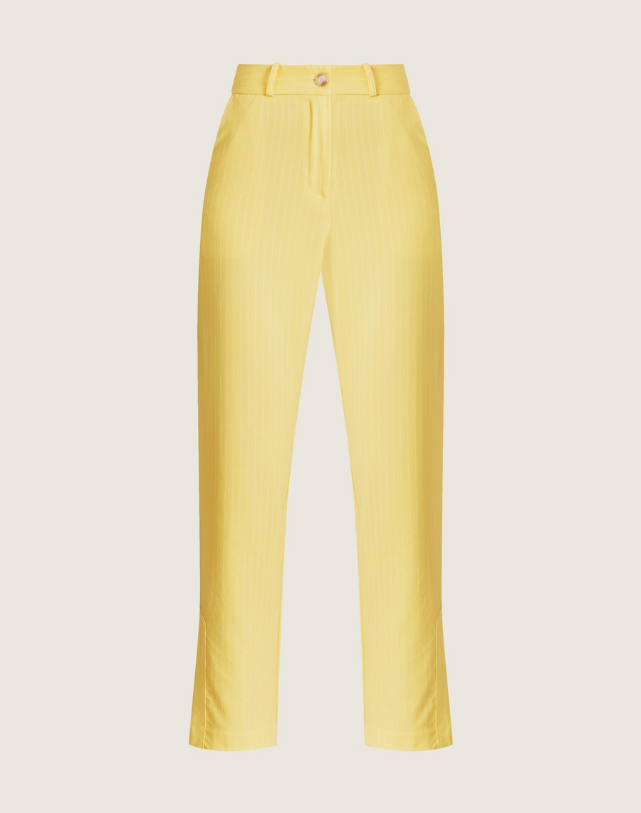 A Calça Livian é confeccionada em Viscose com Linho, levemente estruturada, oferecendo uma combinação perfeita de resistência e conforto.