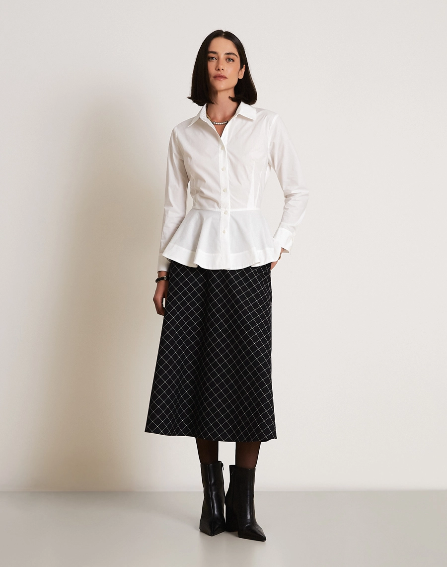 A Camisa Nina é confeccionada em tecido Paper, leve e estruturado, com toque suave e aspecto levemente encorpado, que mantém a forma da peça com elegância.