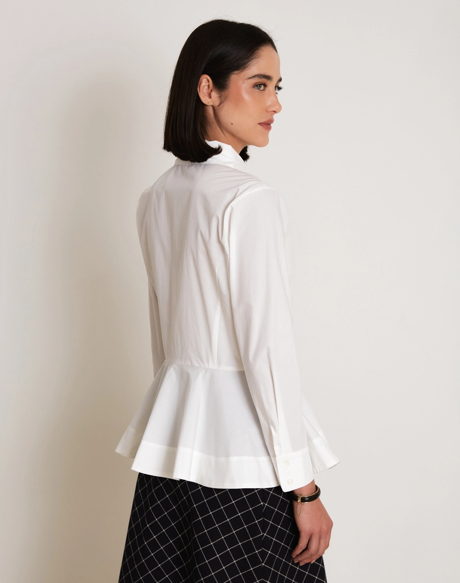 A Camisa Nina é confeccionada em tecido Paper, leve e estruturado, com toque suave e aspecto levemente encorpado, que mantém a forma da peça com elegância.