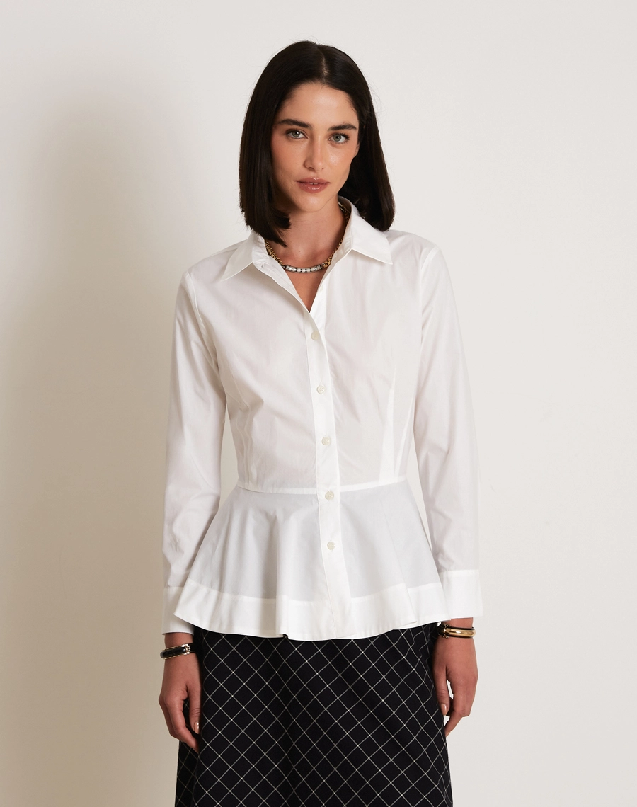 A Camisa Nina é confeccionada em tecido Paper, leve e estruturado, com toque suave e aspecto levemente encorpado, que mantém a forma da peça com elegância.