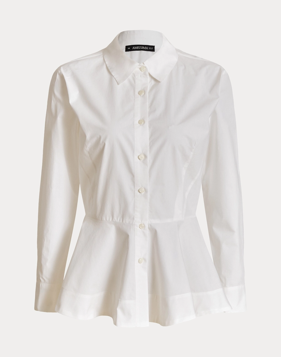 A Camisa Nina é confeccionada em tecido Paper, leve e estruturado, com toque suave e aspecto levemente encorpado, que mantém a forma da peça com elegância.