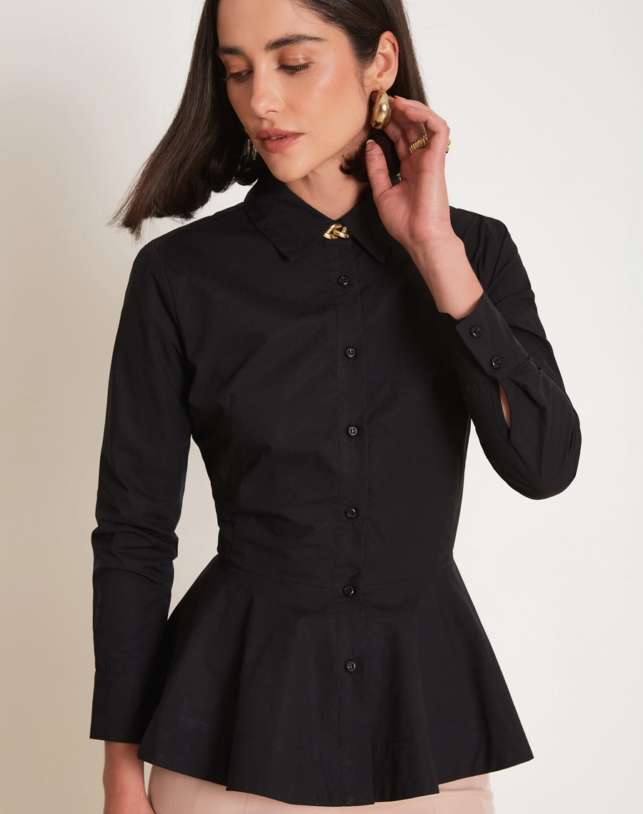 A Camisa Nina é confeccionada em tecido Paper, leve e estruturado, com toque suave e aspecto levemente encorpado, que mantém a forma da peça com elegância.