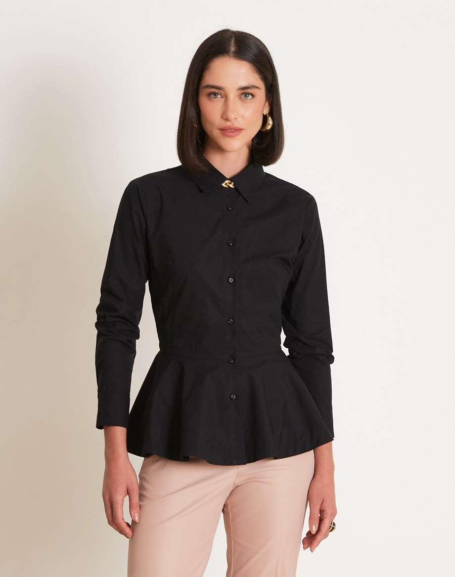 A Camisa Nina é confeccionada em tecido Paper, leve e estruturado, com toque suave e aspecto levemente encorpado, que mantém a forma da peça com elegância.