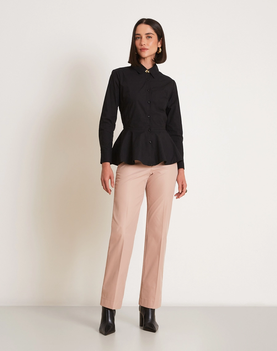 A Camisa Nina é confeccionada em tecido Paper, leve e estruturado, com toque suave e aspecto levemente encorpado, que mantém a forma da peça com elegância.