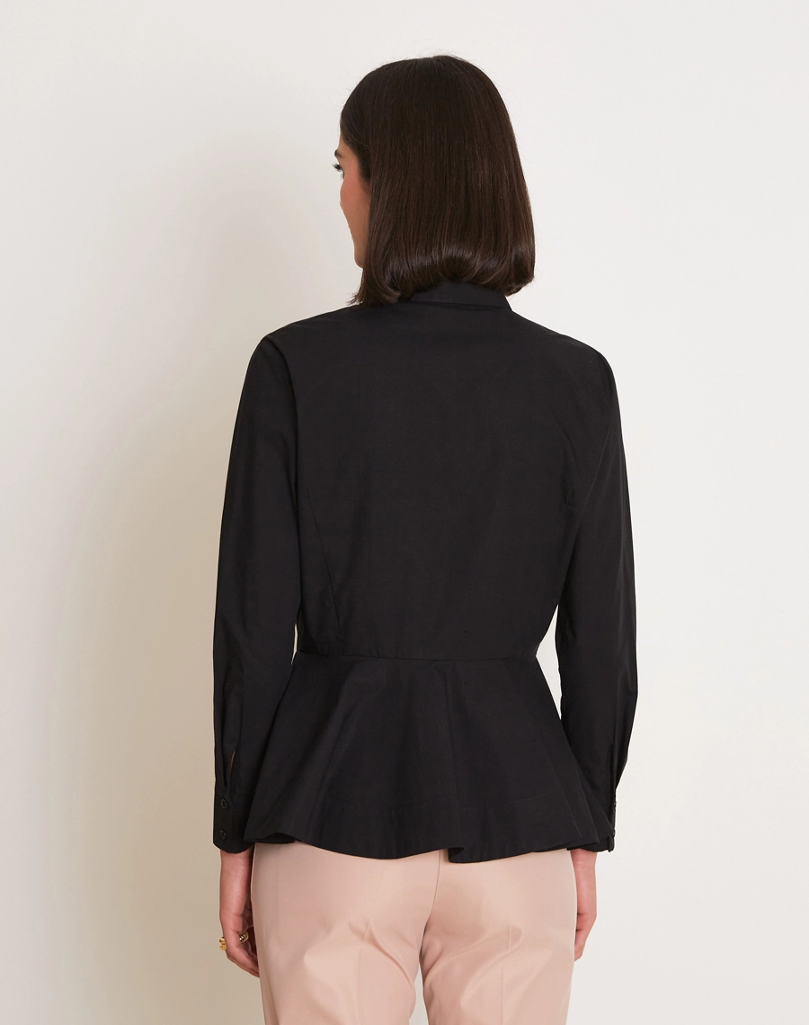 A Camisa Nina é confeccionada em tecido Paper, leve e estruturado, com toque suave e aspecto levemente encorpado, que mantém a forma da peça com elegância.