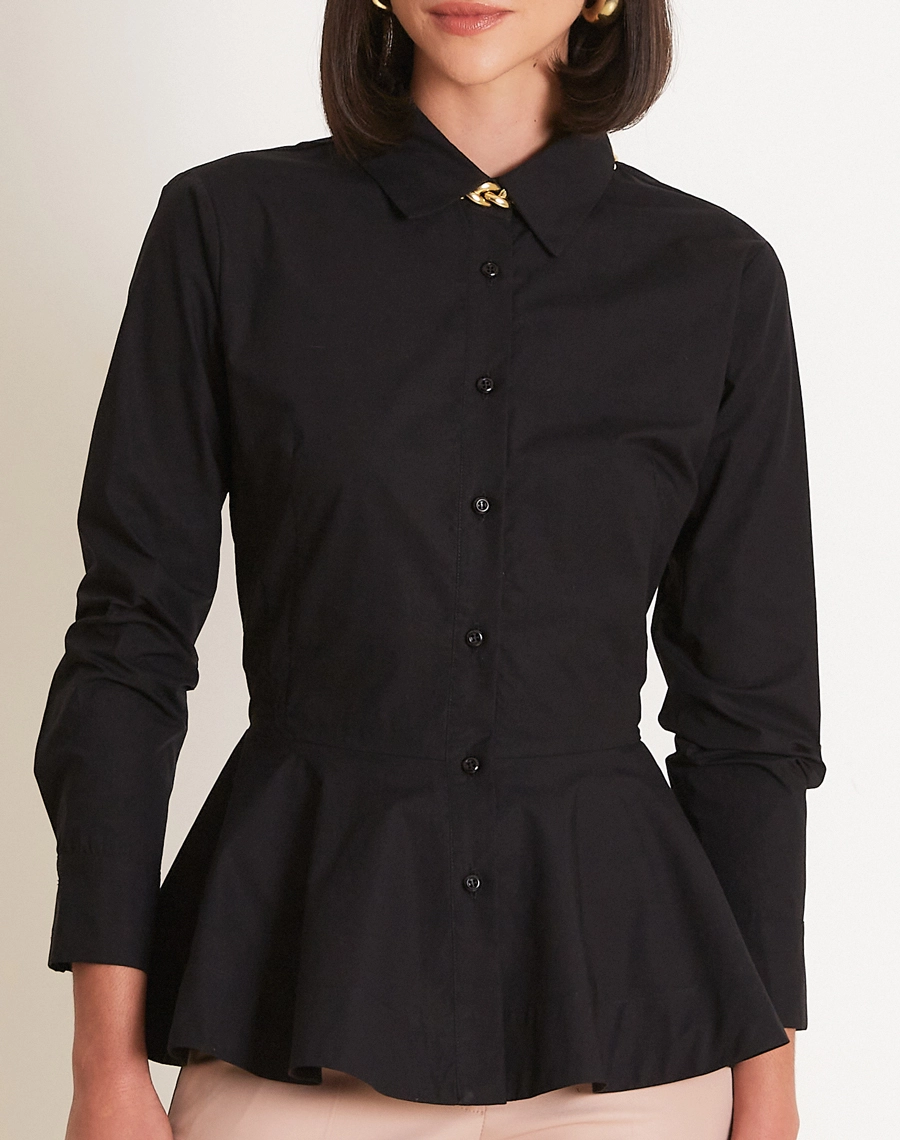 A Camisa Nina é confeccionada em tecido Paper, leve e estruturado, com toque suave e aspecto levemente encorpado, que mantém a forma da peça com elegância.