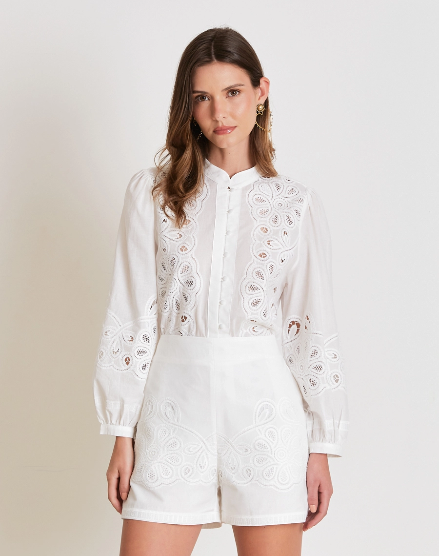 Blusa Catherine confeccionada em cambraia bordada, elegante e super feminina, com bordados em arabescos que valorizam a peça e criam um visual sofisticado. 