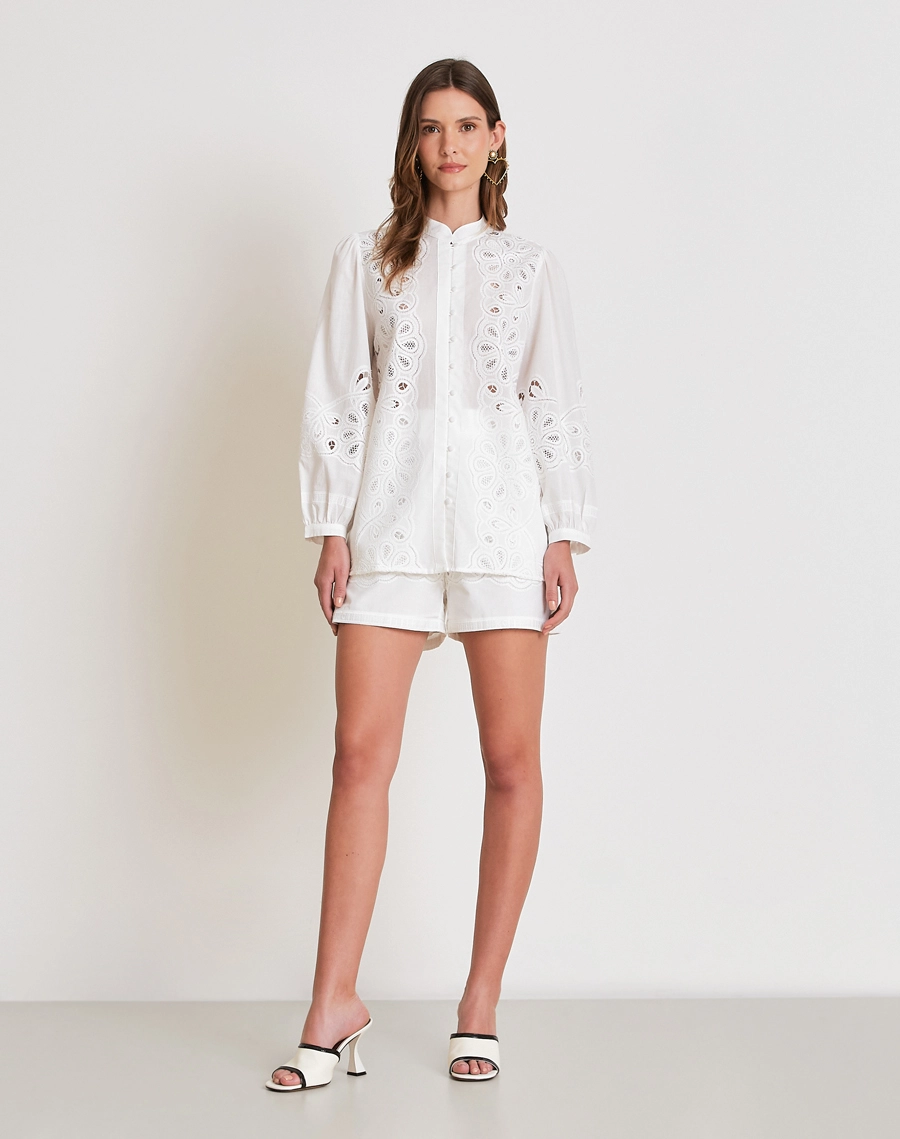 Blusa Catherine confeccionada em cambraia bordada, elegante e super feminina, com bordados em arabescos que valorizam a peça e criam um visual sofisticado. 