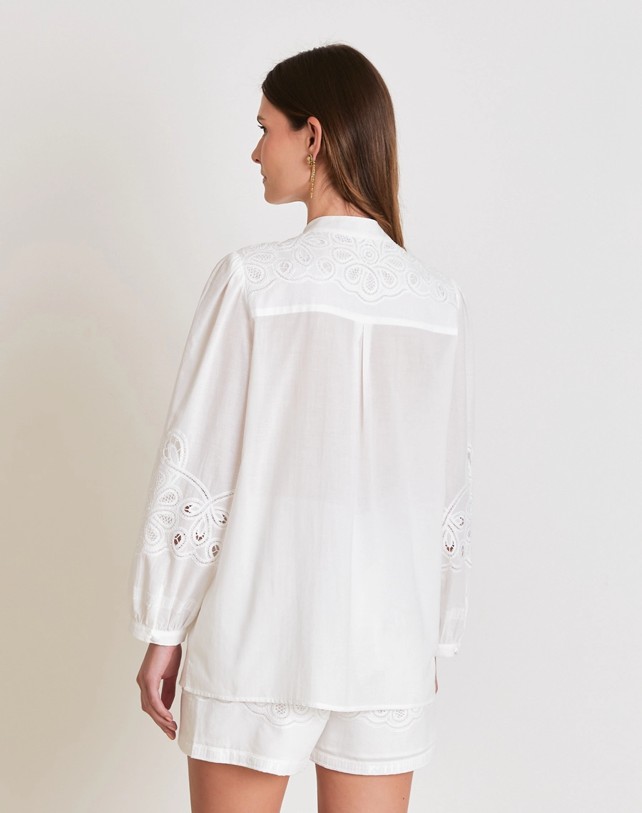 Blusa Catherine confeccionada em cambraia bordada, elegante e super feminina, com bordados em arabescos que valorizam a peça e criam um visual sofisticado. 