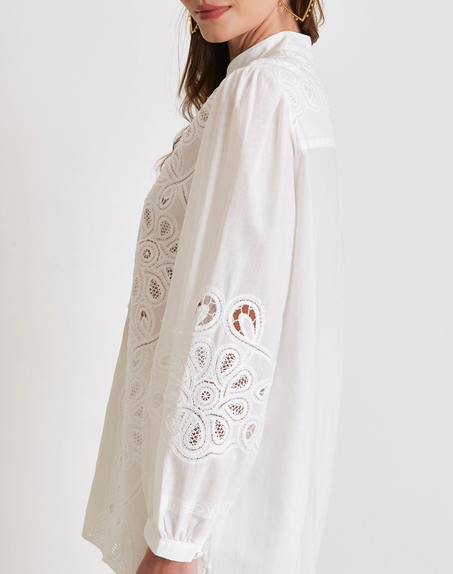 Blusa Catherine confeccionada em cambraia bordada, elegante e super feminina, com bordados em arabescos que valorizam a peça e criam um visual sofisticado. 