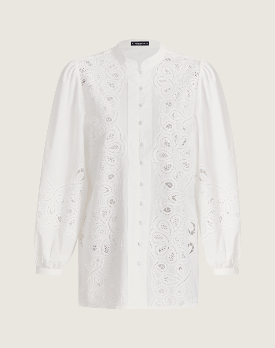 Blusa Catherine confeccionada em cambraia bordada, elegante e super feminina, com bordados em arabescos que valorizam a peça e criam um visual sofisticado. 