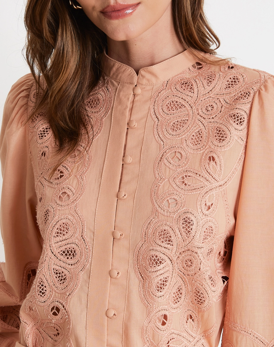 Blusa Catherine confeccionada em cambraia bordada, elegante e super feminina, com bordados em arabescos que valorizam a peça e criam um visual sofisticado. 