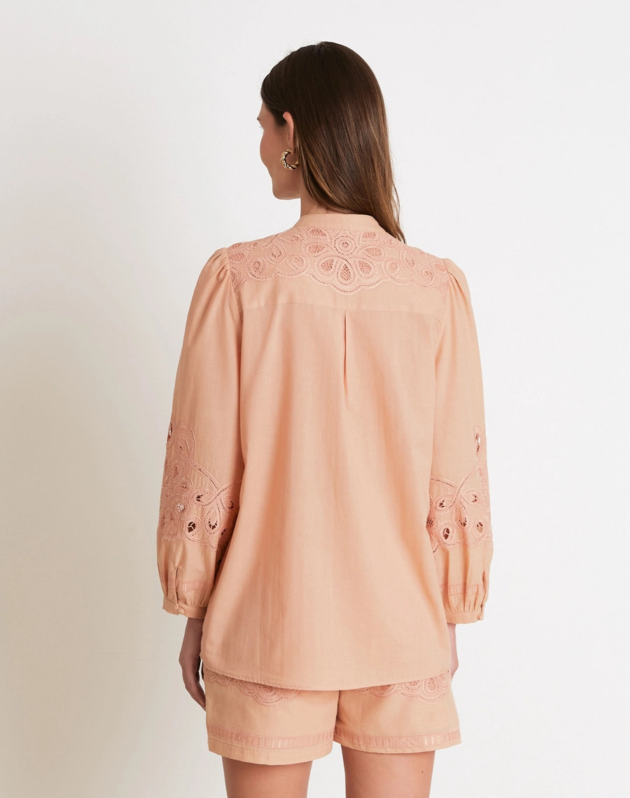 Blusa Catherine confeccionada em cambraia bordada, elegante e super feminina, com bordados em arabescos que valorizam a peça e criam um visual sofisticado. 