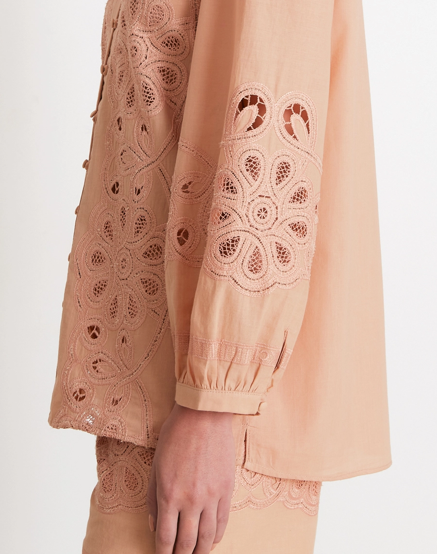 Blusa Catherine confeccionada em cambraia bordada, elegante e super feminina, com bordados em arabescos que valorizam a peça e criam um visual sofisticado. 