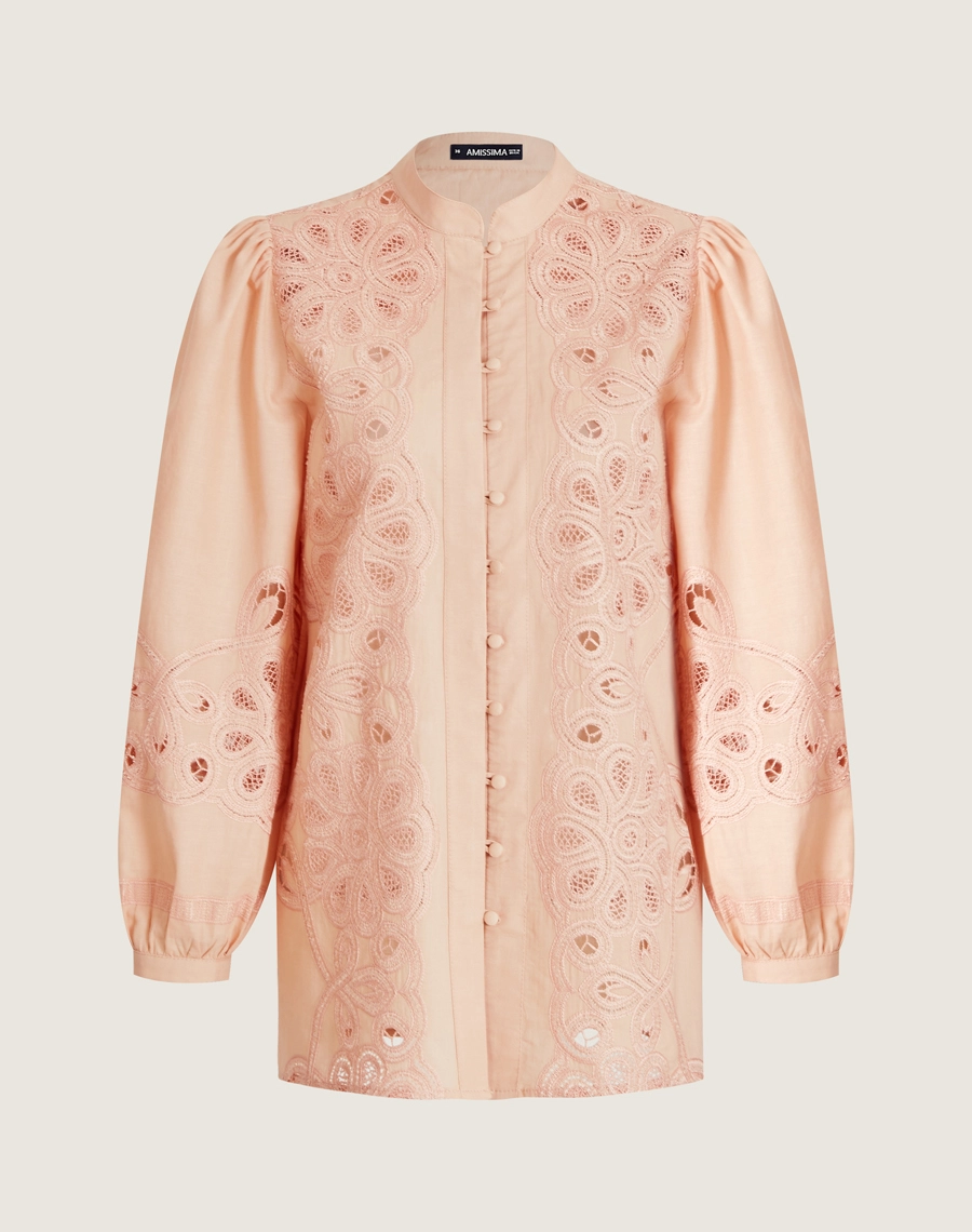 Blusa Catherine confeccionada em cambraia bordada, elegante e super feminina, com bordados em arabescos que valorizam a peça e criam um visual sofisticado. 