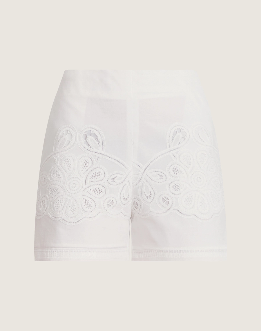 Shorts Catherine confeccionado em cambraia bordada, elegante e super feminino, com bordados em arabescos que valorizam a peça e criam um visual sofisticado. 