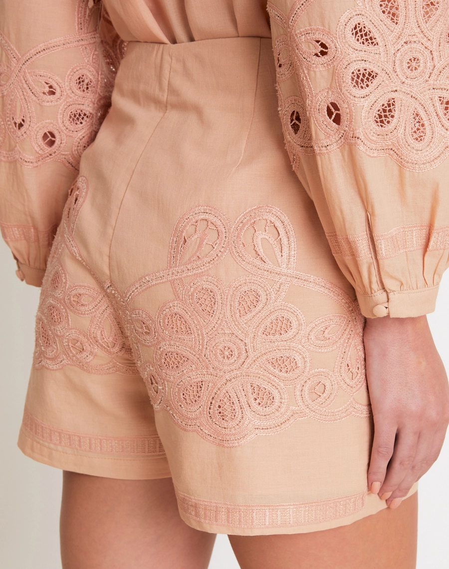 Shorts Catherine confeccionado em cambraia bordada, elegante e super feminino, com bordados em arabescos que valorizam a peça e criam um visual sofisticado. 