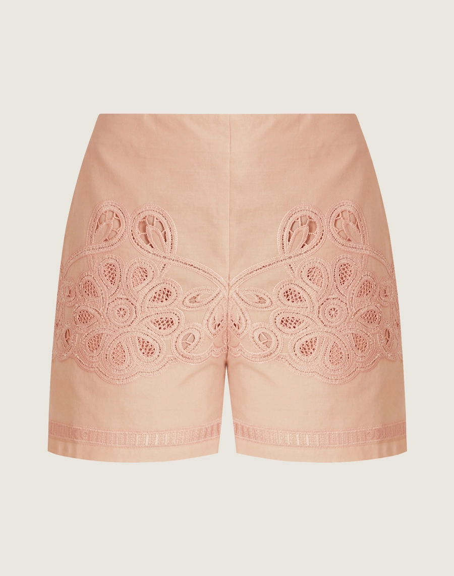 Shorts Catherine confeccionado em cambraia bordada, elegante e super feminino, com bordados em arabescos que valorizam a peça e criam um visual sofisticado. 