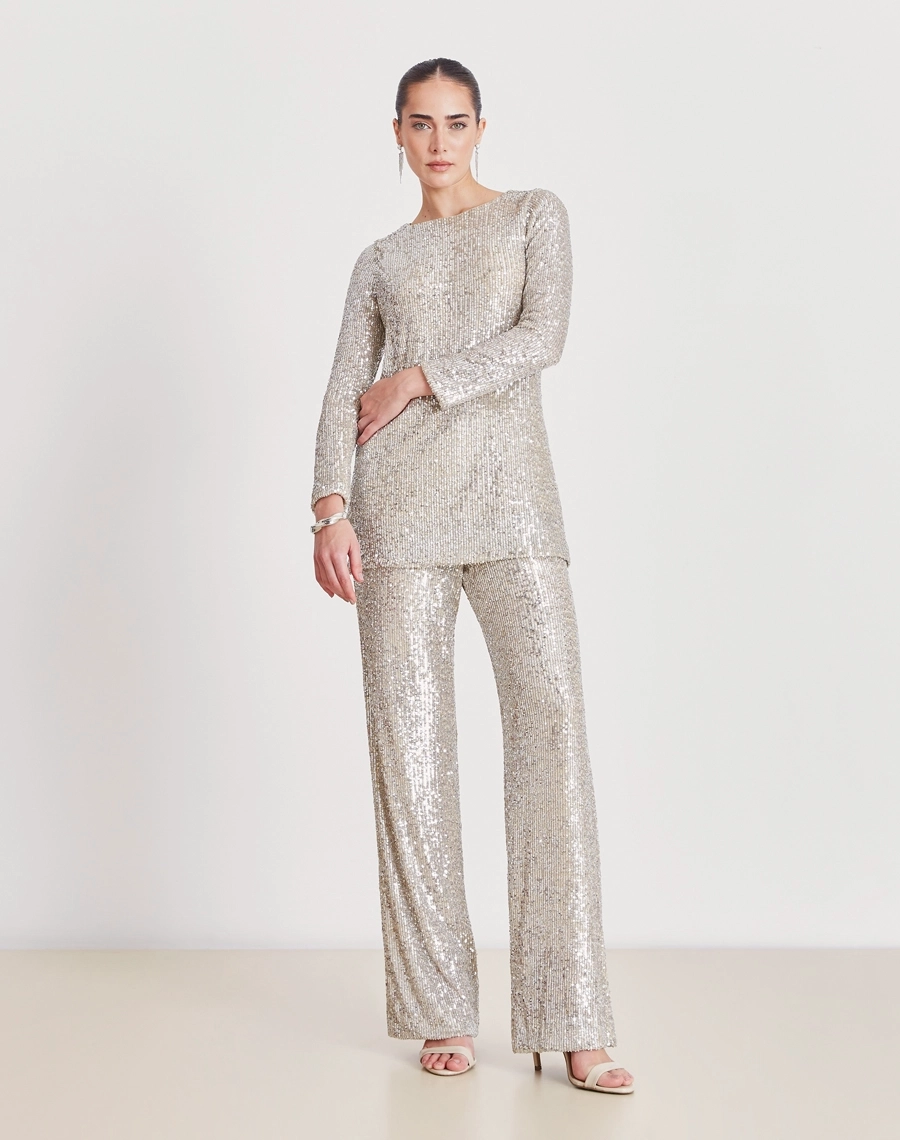 A Blusa Shine é confeccionada em paetê bordado, possuindo um acabamento sofisticado e forro para garantir maior conforto ao vestir à peça. 