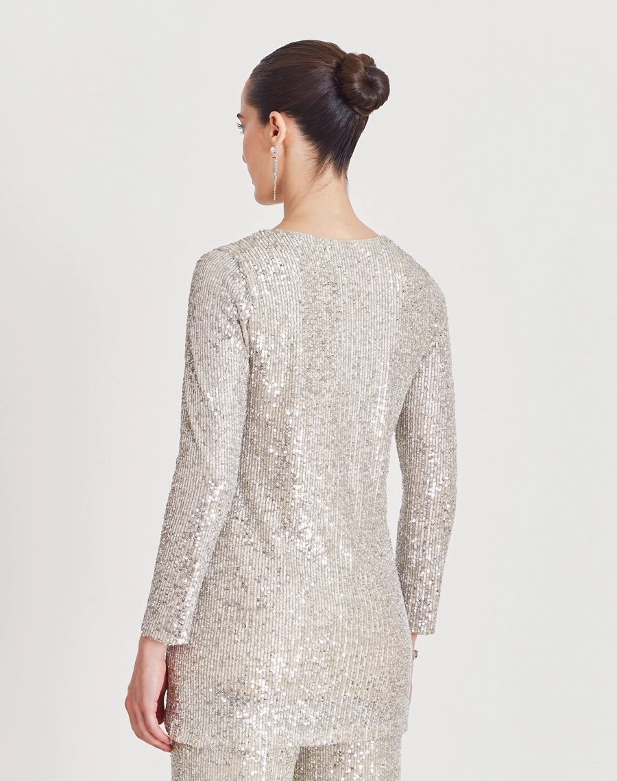 A Blusa Shine é confeccionada em paetê bordado, possuindo um acabamento sofisticado e forro para garantir maior conforto ao vestir à peça. 