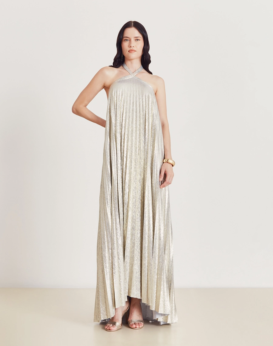 Vestido longo Alicia, confeccionado em Brode Foil, tecido plissado com toque leve e sofisticado, caracterizado por seu efeito metalizado criando um brilho elegante e moderno.
