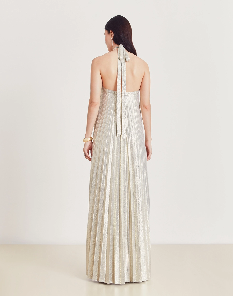 Vestido longo Alicia, confeccionado em Brode Foil, tecido plissado com toque leve e sofisticado, caracterizado por seu efeito metalizado criando um brilho elegante e moderno.
