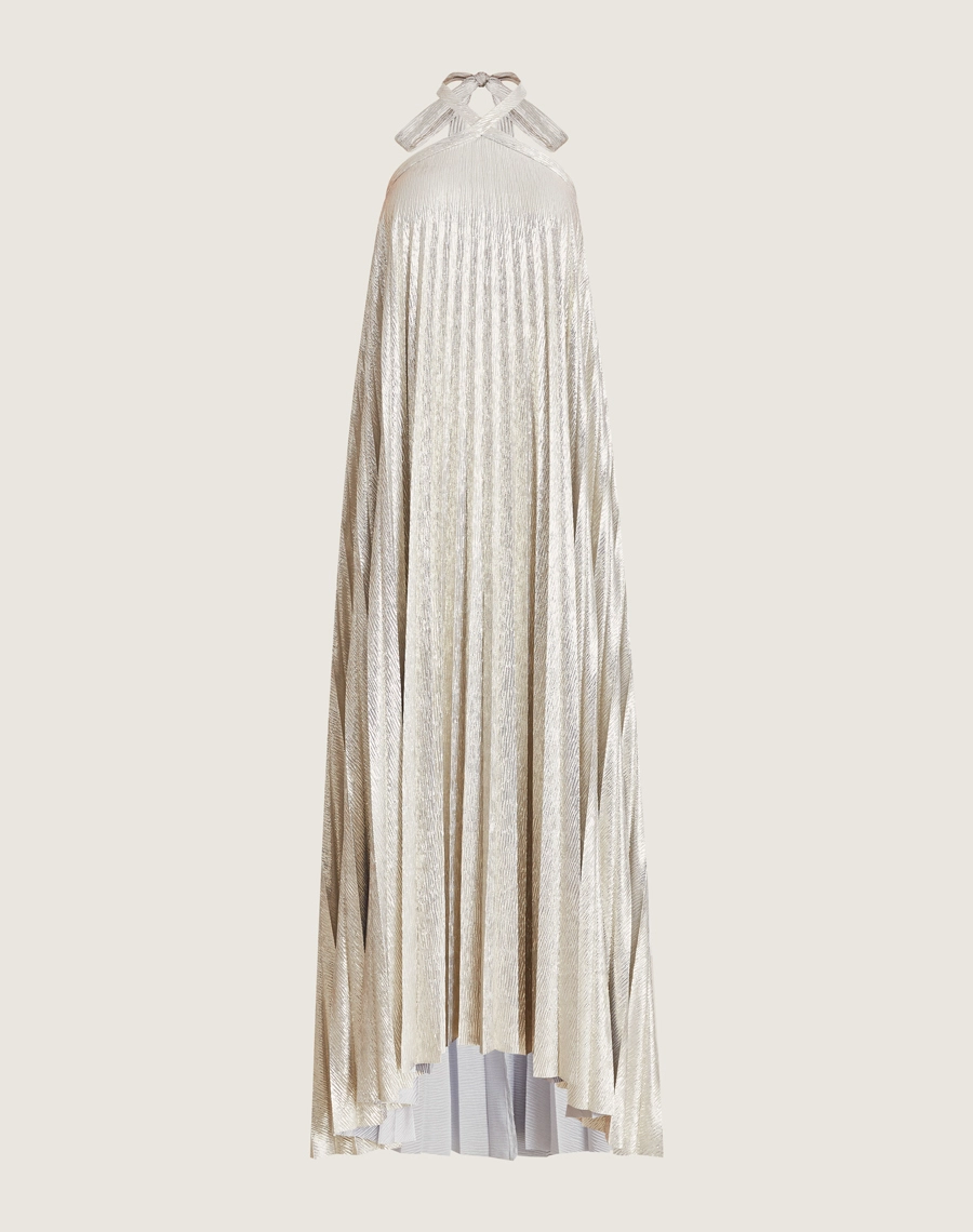 Vestido longo Alicia, confeccionado em Brode Foil, tecido plissado com toque leve e sofisticado, caracterizado por seu efeito metalizado criando um brilho elegante e moderno.