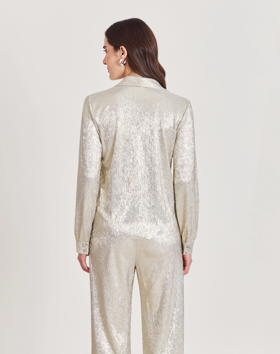 Camisa Alicia confeccionada em Brode Foil, tecido com brilho sofisticado e caimento leve. 
