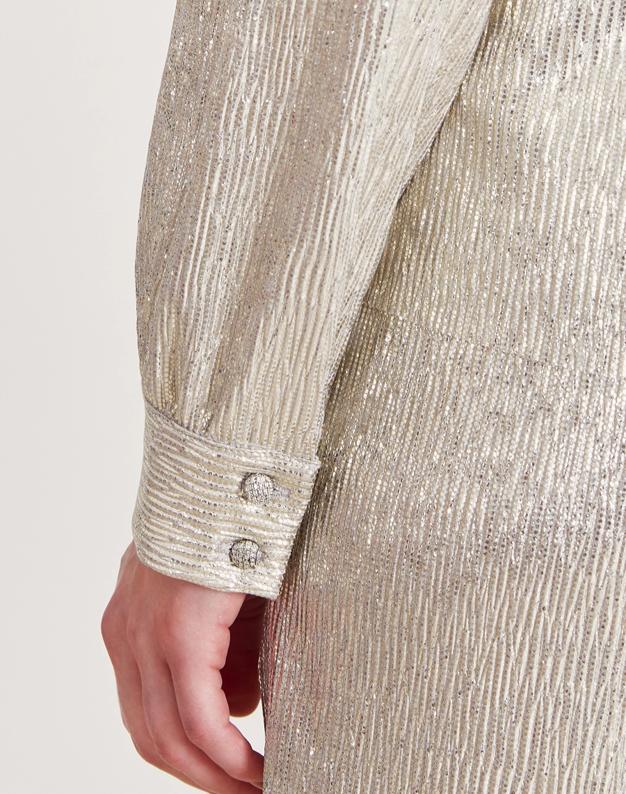 Camisa Alicia confeccionada em Brode Foil, tecido com brilho sofisticado e caimento leve. 