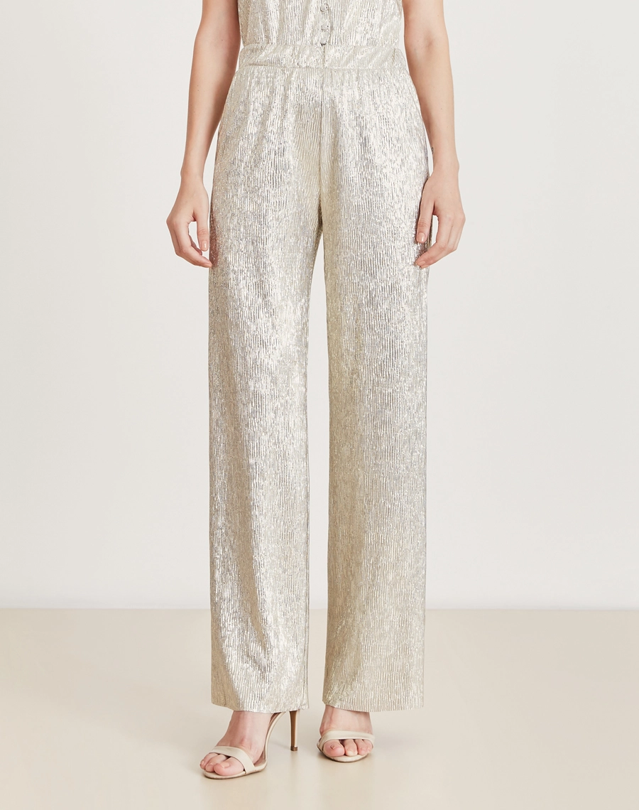 A Calça Alicia é confeccionada em Glam Foil, tecido acetinado com caimento leve e toque sofisticado, ideal para looks elegantes e contemporâneos.
