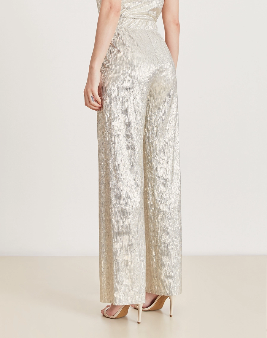 A Calça Alicia é confeccionada em Glam Foil, tecido acetinado com caimento leve e toque sofisticado, ideal para looks elegantes e contemporâneos.