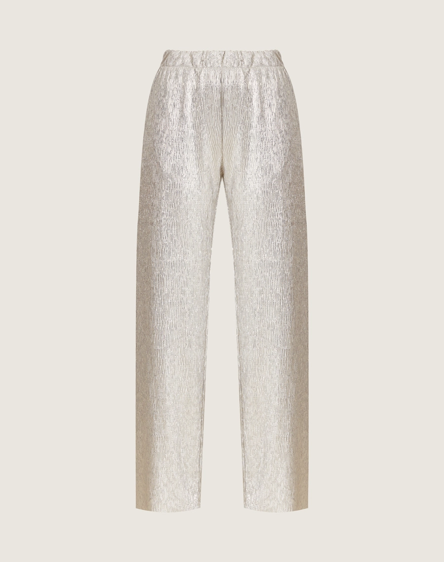 A Calça Alicia é confeccionada em Glam Foil, tecido acetinado com caimento leve e toque sofisticado, ideal para looks elegantes e contemporâneos.