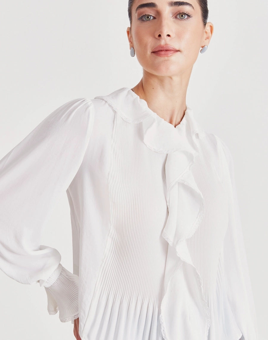 A Blusa Lina é confeccionada em Cotton Paper, tecido que oferece conforto, resistência e um toque macio ao vestir.