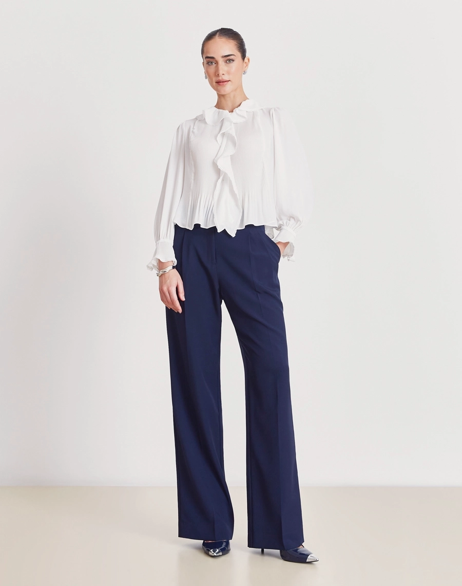 A Blusa Lina é confeccionada em Cotton Paper, tecido que oferece conforto, resistência e um toque macio ao vestir.