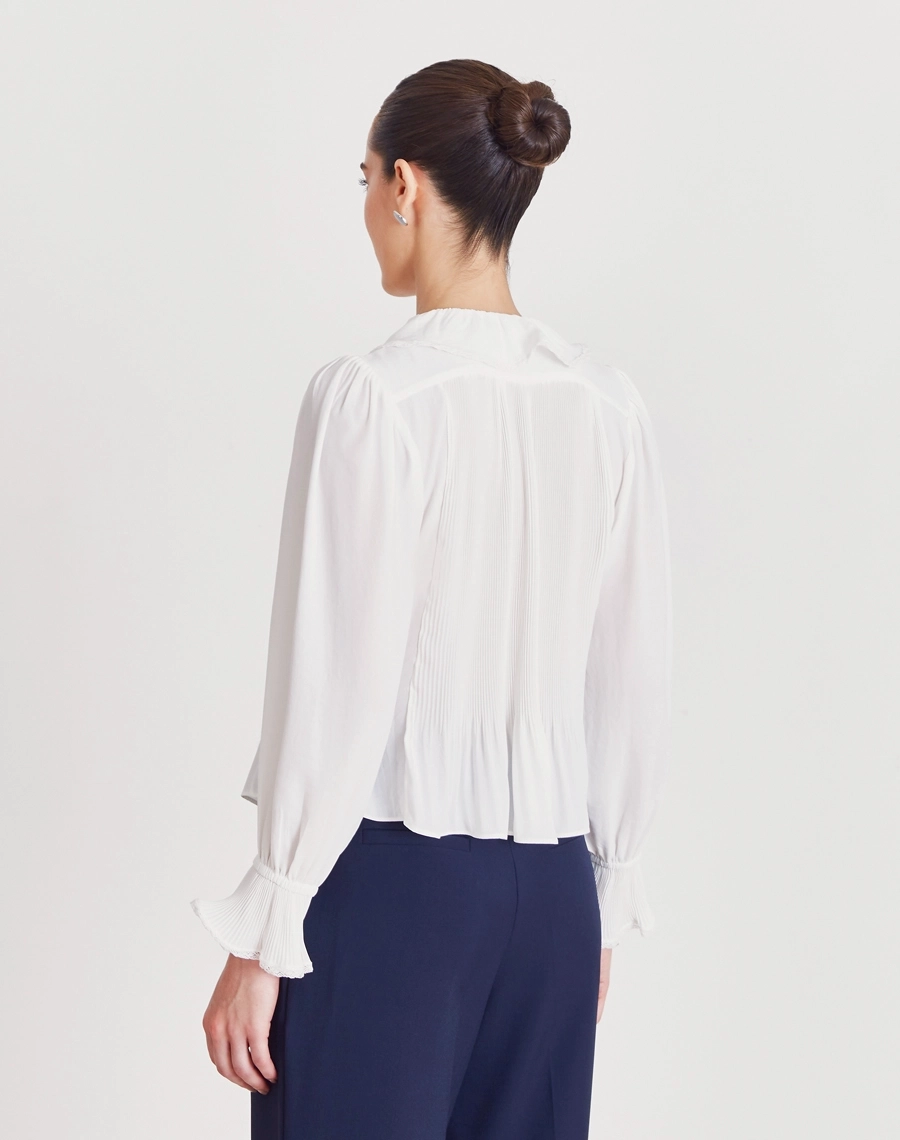A Blusa Lina é confeccionada em Cotton Paper, tecido que oferece conforto, resistência e um toque macio ao vestir.