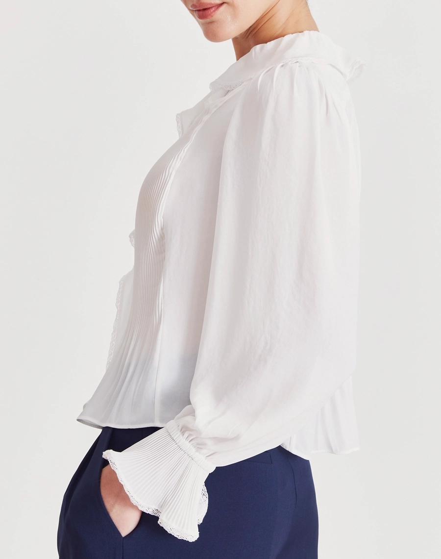 A Blusa Lina é confeccionada em Cotton Paper, tecido que oferece conforto, resistência e um toque macio ao vestir.